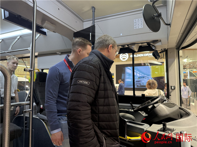 ����������صĲι������й�Ʒ��չ̨ǰ�ιۡ����������� ţ�����