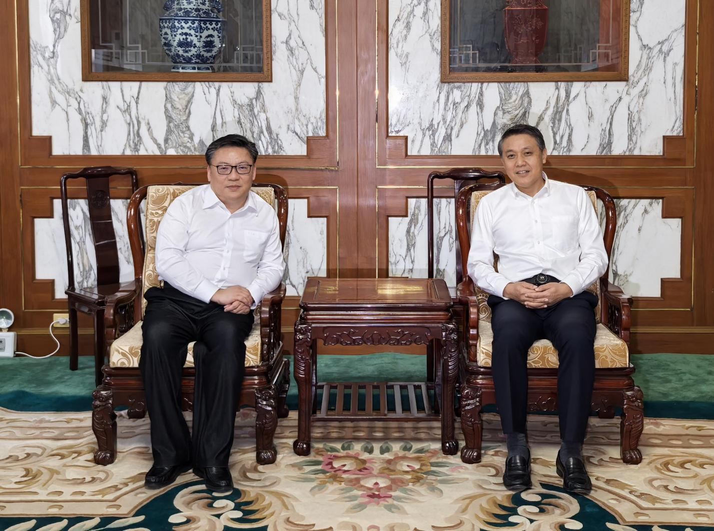 10月8日,中国驻朝鲜大使王亚军会见中国上海艺术团副团长、上海市委常委、宣传部部长赵嘉鸣。中国驻朝鲜使馆供图