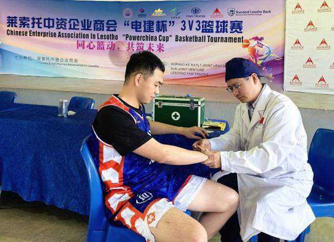 左昌俊为腕部受伤运动员进行包扎。中国(湖北)第19批援莱索托医疗队供图