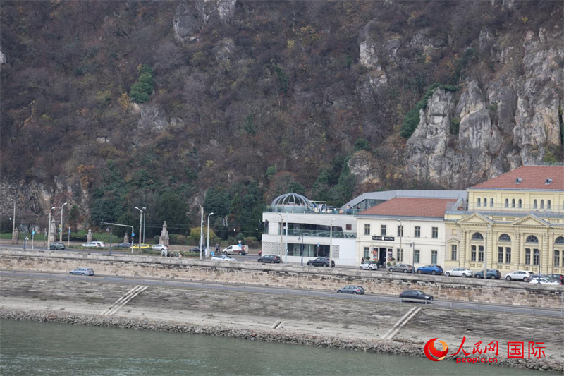 ͼΪλ�ڶ�觺ӱߵ�³��ʲ��Ȫԡ���⾰������������ ���ٻ���