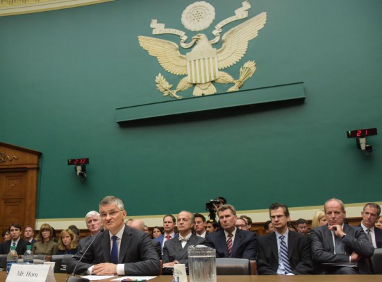 ͼΪ2015��10��8�գ��������׶���ʢ�٣�ʱ�δ����������������ֹ�˾�ܲü���ϯִ�й����˶���������������������Ժ��Դ������ίԱ����е���֤������֤���»�����߱�������