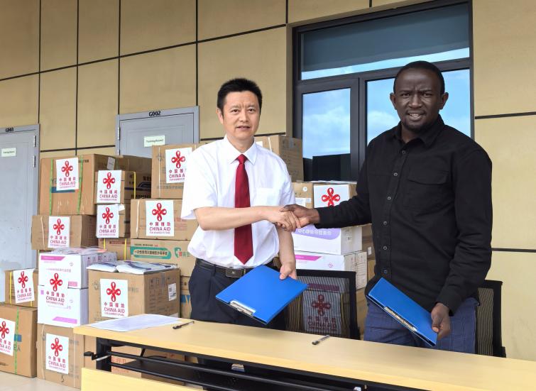 Ԯ��ҽ�ƶӶӳ�������������ҽԺԺ��Ī����ǩ�𽻽�֤�顣�й���19��Ԯ������ҽ�ƶӹ�ͼ