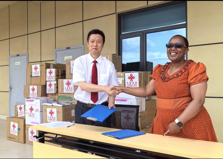 Ԯ��ҽ�ƶӶӳ����������¬����ҽԺԺ��������ǩ�𽻽�֤�顣�й���19��Ԯ������ҽ�ƶӹ�ͼ