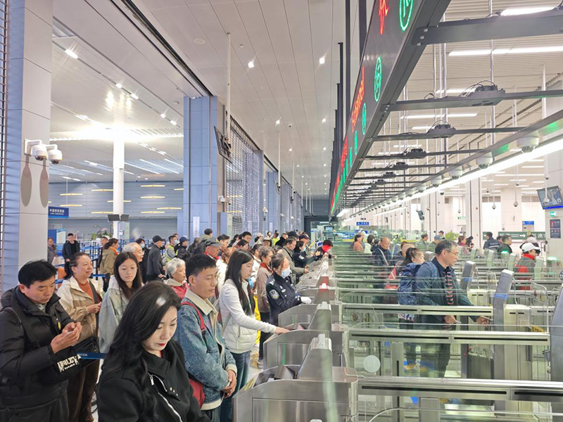 1��4�գ�����Ĵ����麣��·�ڰ�һ���ؾ�ӭ�������߷塣�������