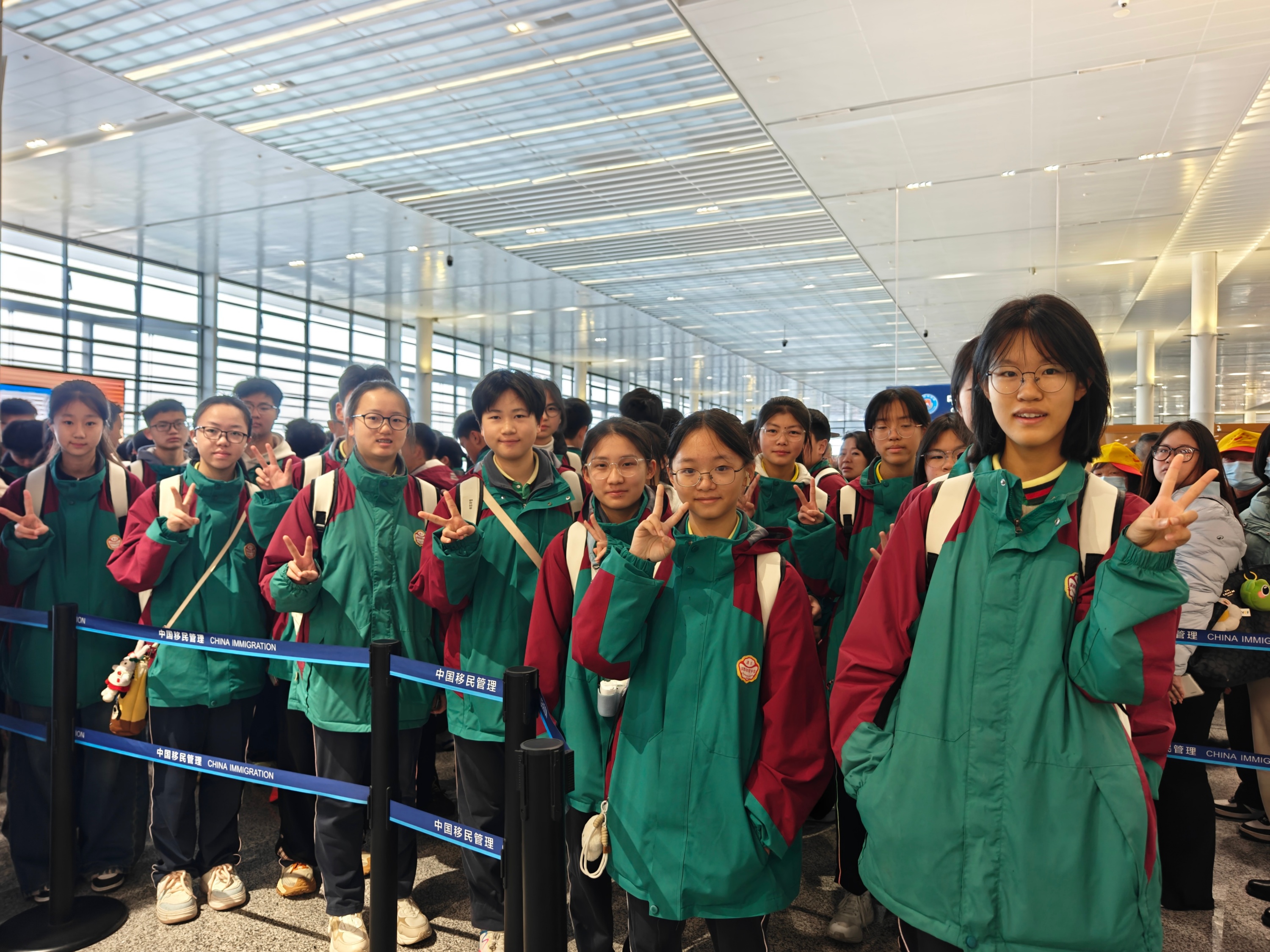 ����Ĵ����麣��·�ڰ������Թ����������ѧ����׼������ǰ�����Ųμ���ѧ������������� ���ŵ���