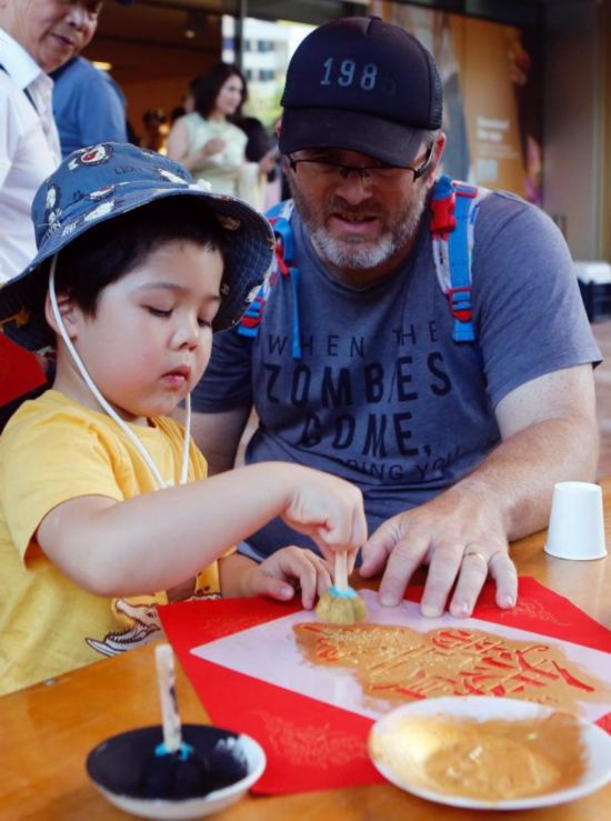 2��1�գ��ڰĴ�������˹�����Ĵ����ǲ���ݣ����ض�ͯ�ڼҳ���ͬ����ӡ���긣�������ܵ� �㣩