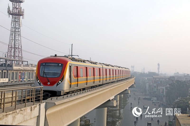 �ͻ�˹̹���϶����ߵ������й�������·�������޹�˾���й�������ҵ���޹�˾���ϳн���ͨ��5����������Ѱ�ȫ��Ӫ����7000���г����ͼΪ������ʻ�еĳ��ߵ�����������������������.