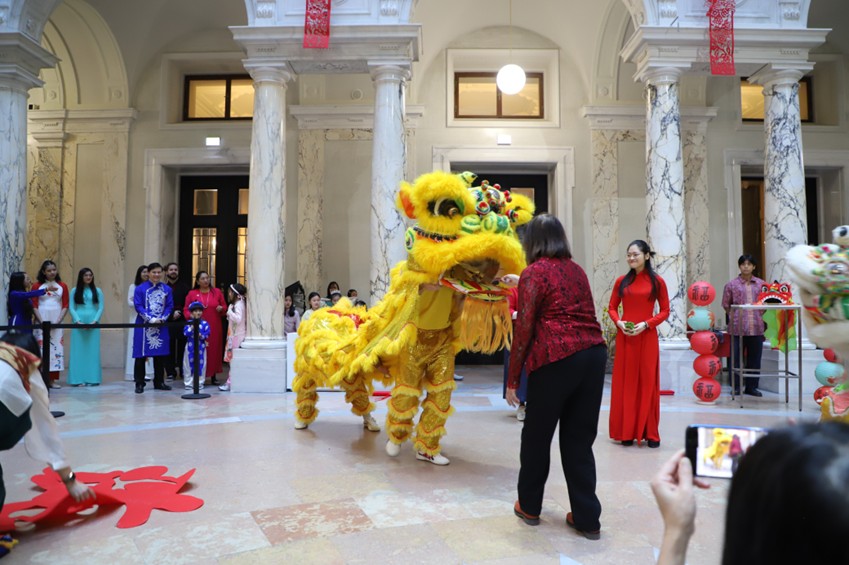 �㾦��ʨ��������ϼ��