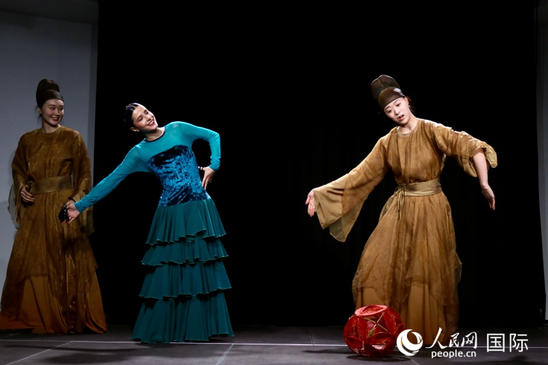 �����赸��Ա���������߳�����