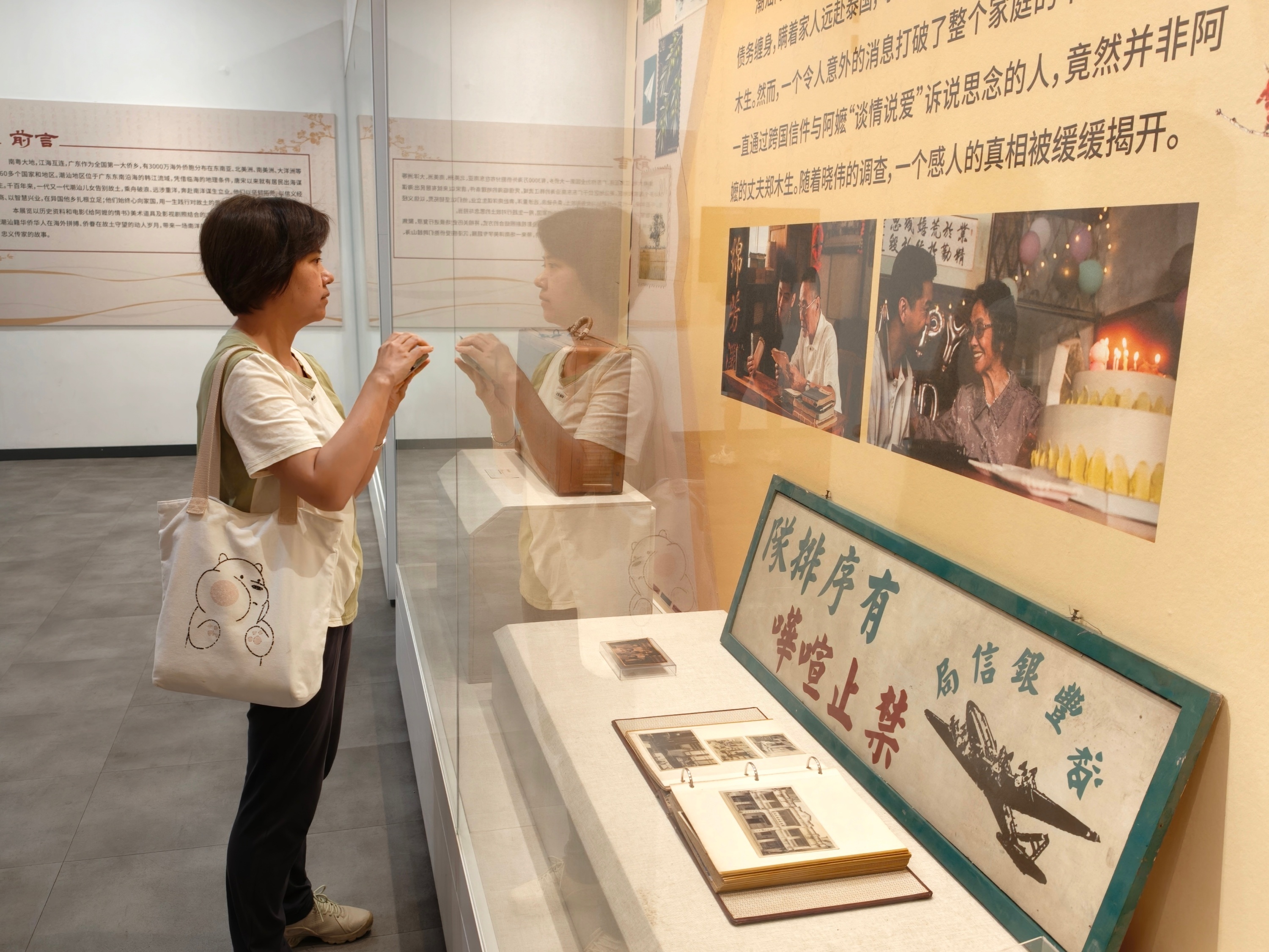 观众通过电影剧情,了解潮汕华侨先辈们“下南洋”的岁月。人民网记者 王雅蝶摄
