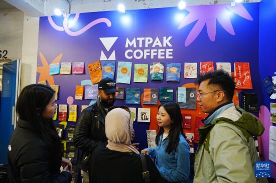 5��17�գ���Ӣ���׶ض�³��ơ�Ƴ���ַ�ٰ���׶ؿ��Ƚ��ϣ��Ϻ���̫��װ���޹�˾չλ������Ա�Ӵ��˿͡��»������ �Լ��� ��
