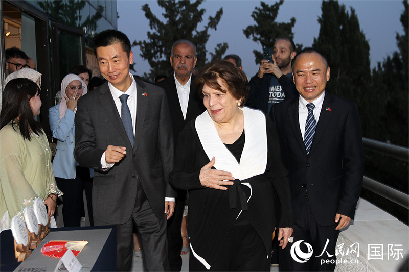Լ��ά��������ϣķ�������й�פԼ����ʹ��ΰ�ȳ�ϯ��չ��Ļʽ�� �������ɴ�������ڵ���