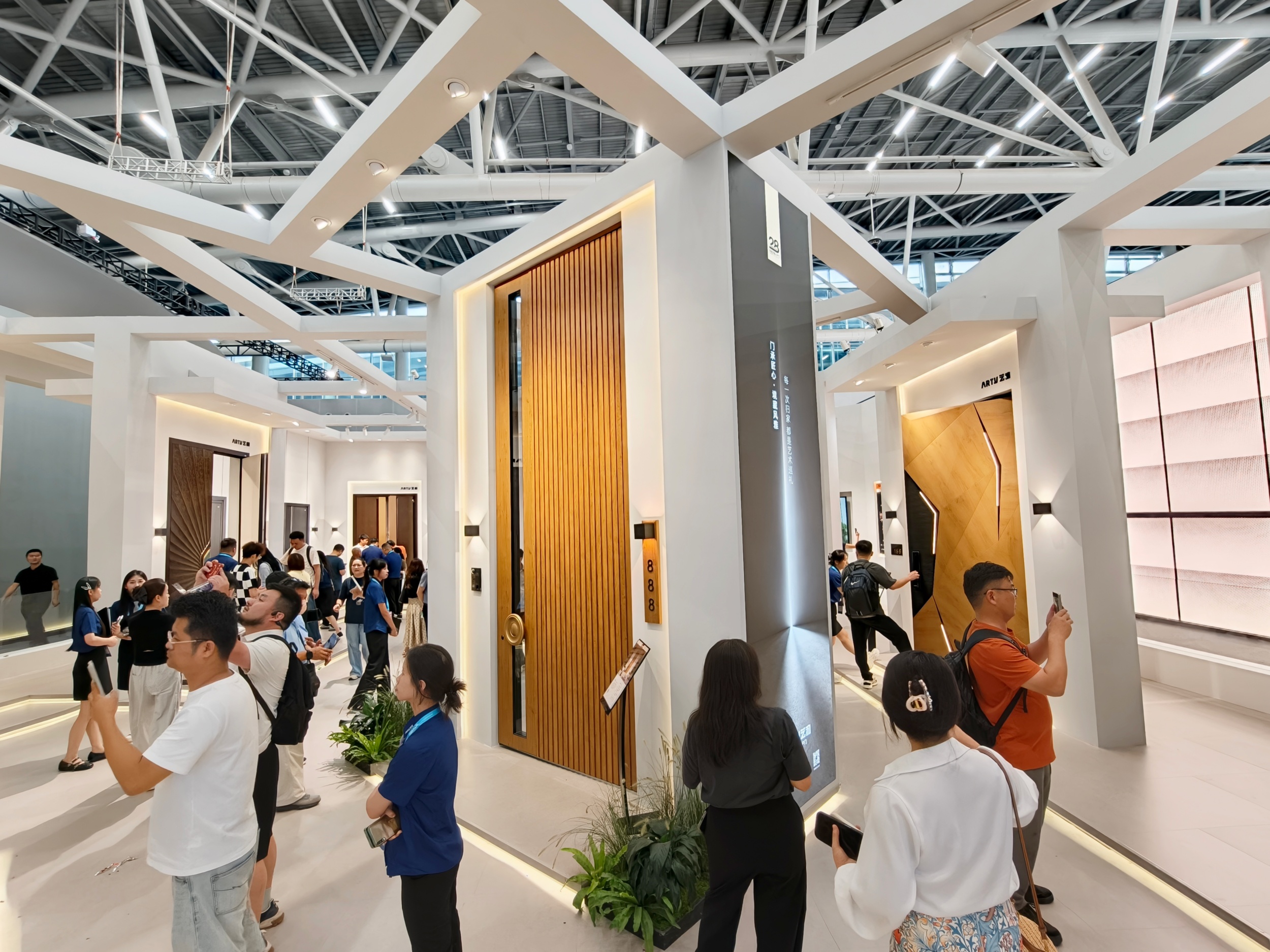 展会现场,观众了解定制入户门。人民网记者 王雅蝶摄