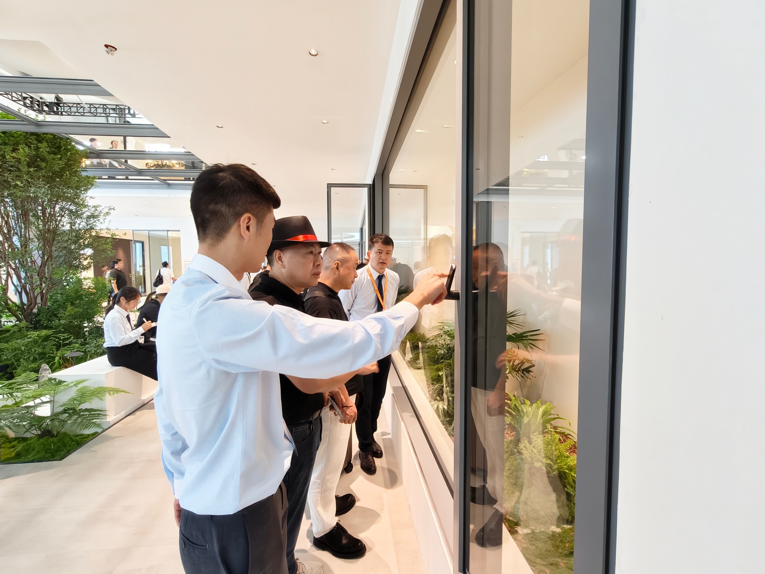 展会现场,观众了解内开窗产品。人民网记者 王雅蝶摄