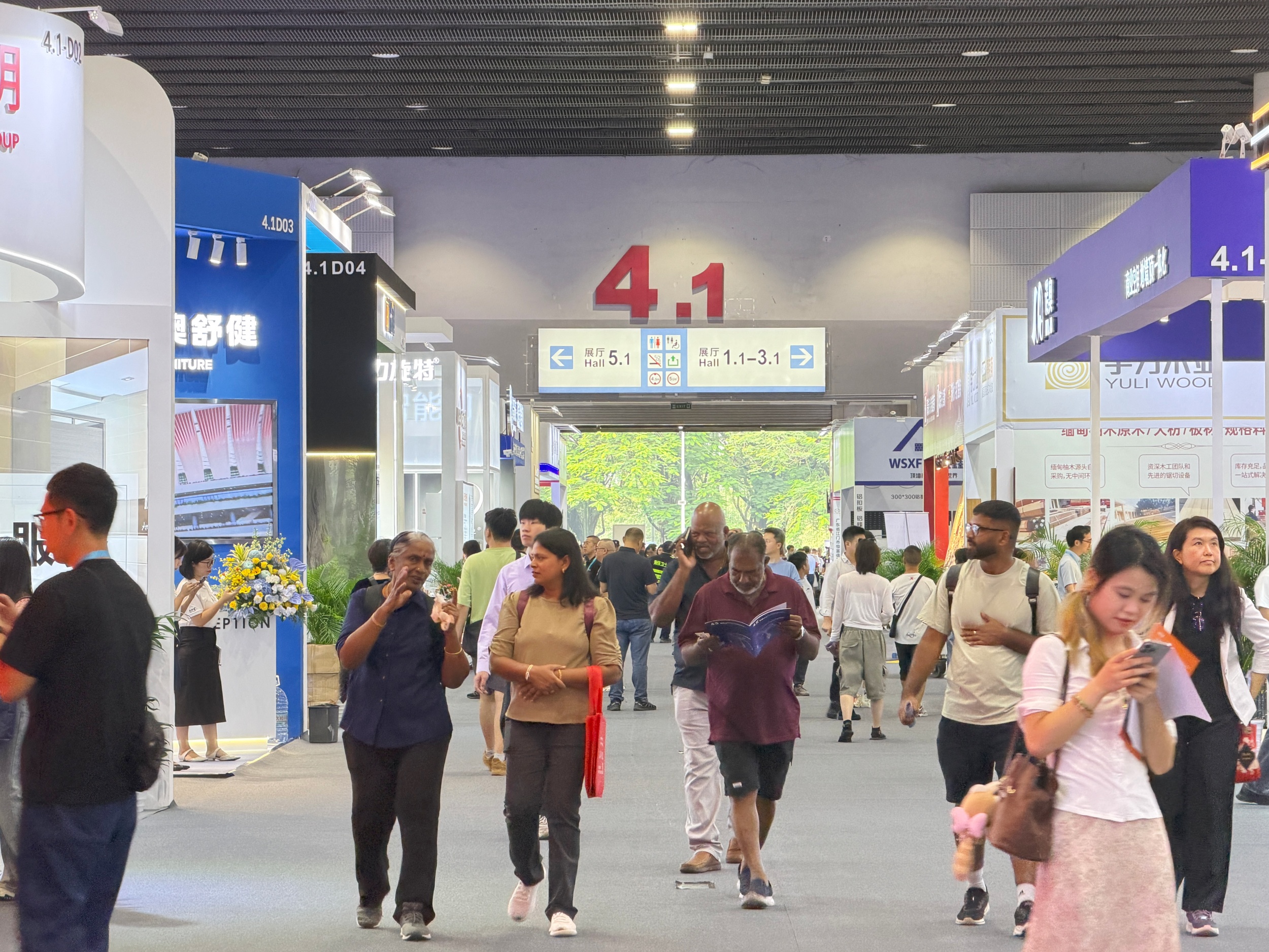 展会现场,人流如织。实习生 韦林含摄
