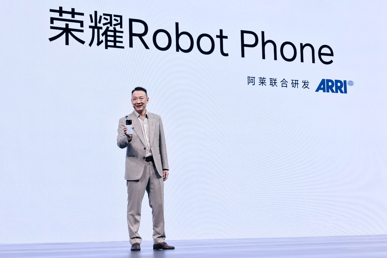 ��ҫCEO�����RobotPhone���ܷ��߹�ͼ