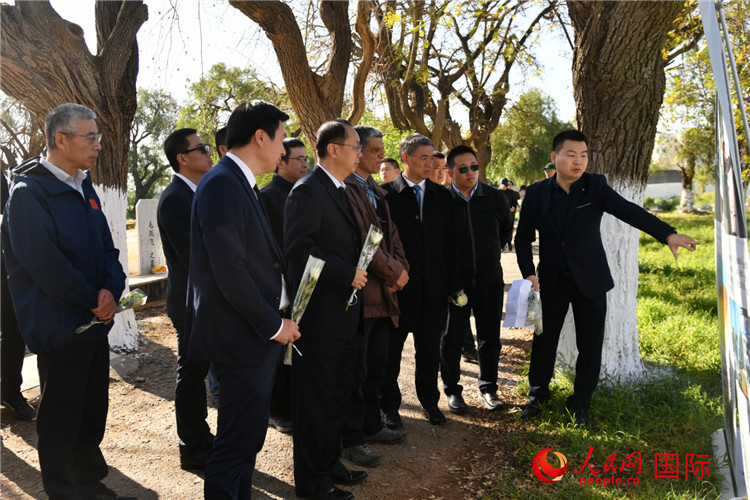 中企介绍曾在地震中罹难的员工。人民网记者 郝瑞敏摄