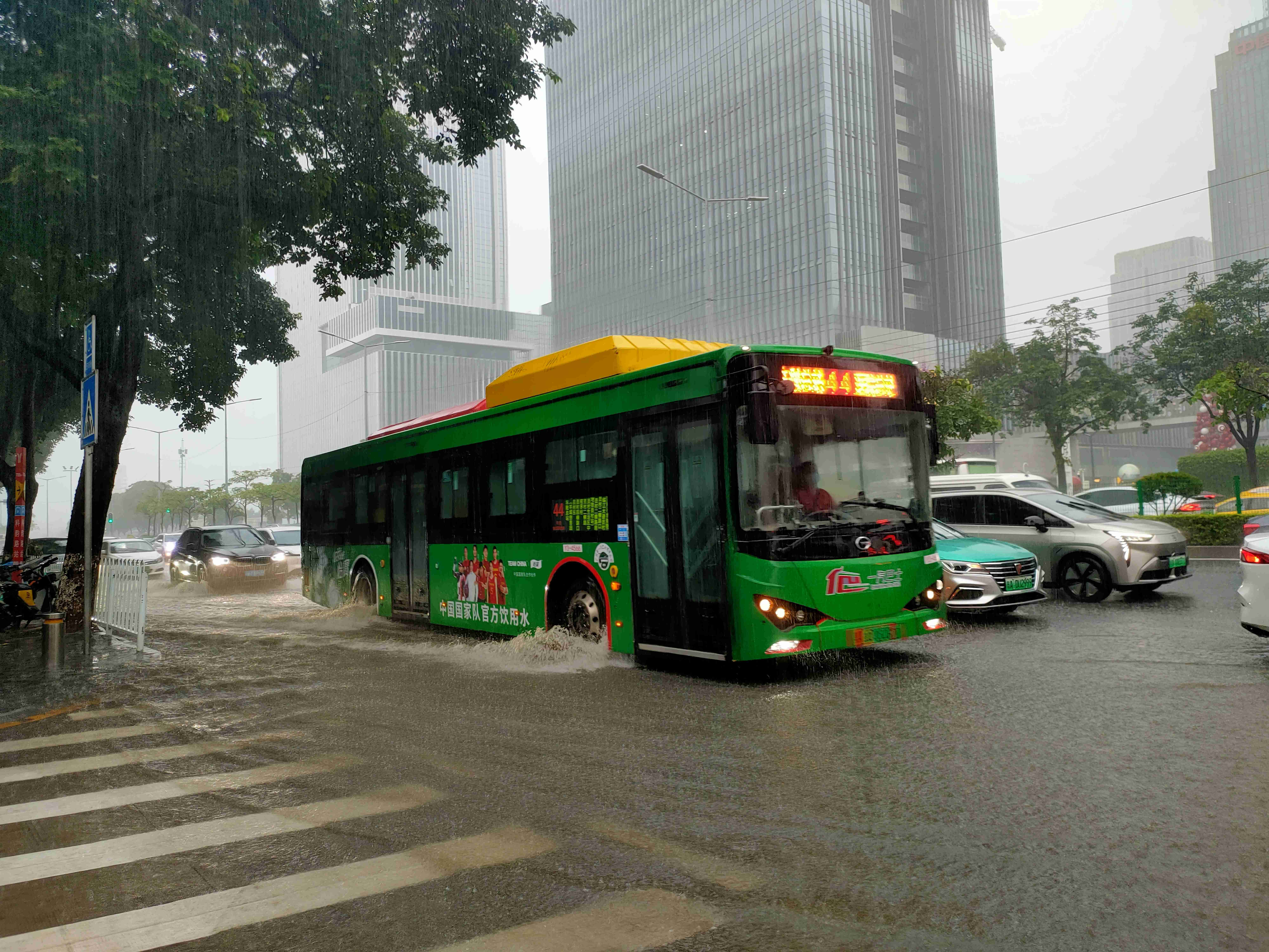 受暴雨影响,广州市天河区街道出现积水。(资料图)人民网 王雅蝶摄