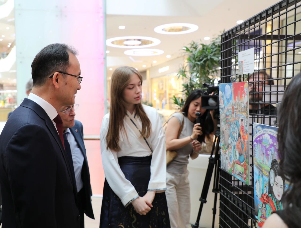 中国驻土耳其大使姜学斌与土方嘉宾共同观看画展。中国驻土耳其使馆供图