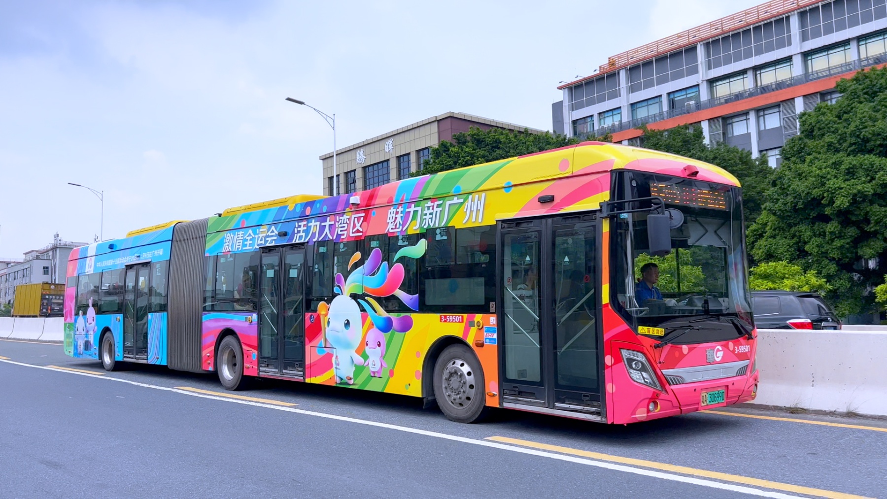 广州街头,十五运会元素装点公交巴士。全运广州供图